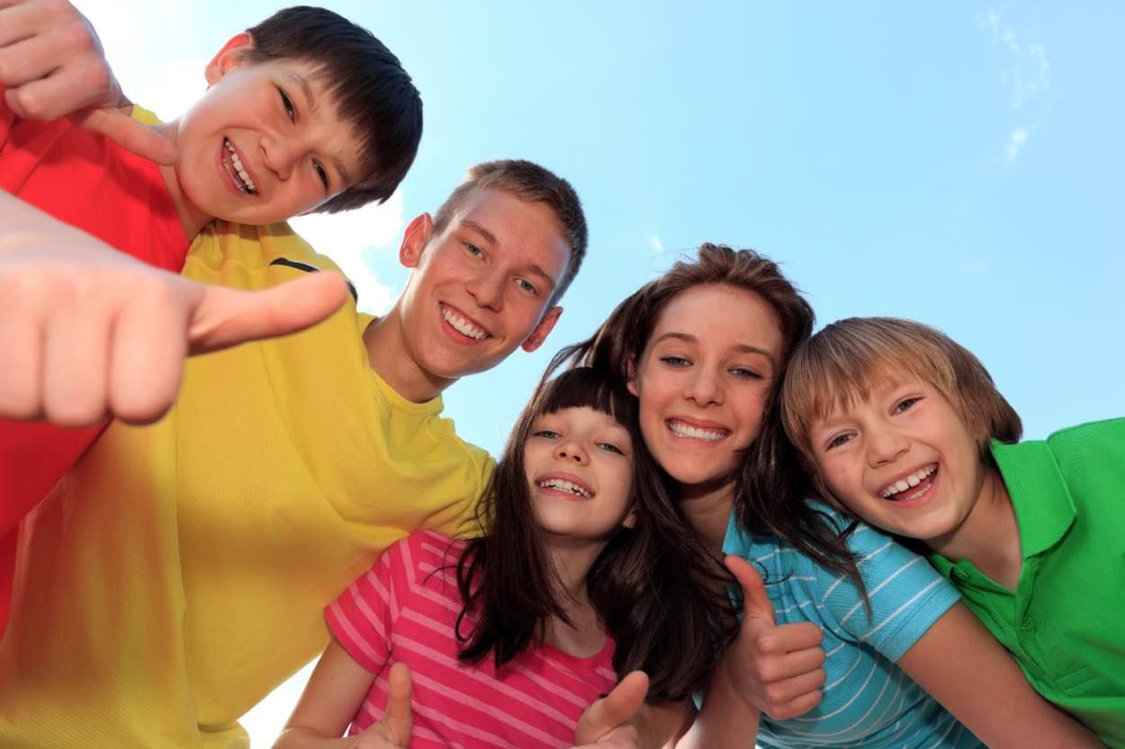 A group of teens smiling